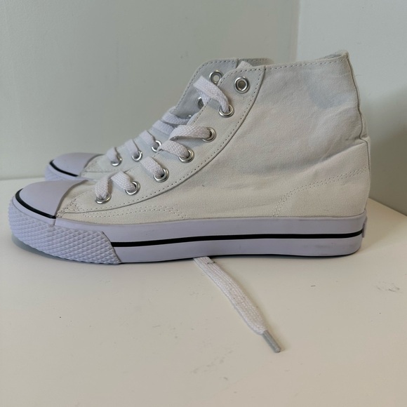 Airwalk Canvas upper balance women’s white sneakers. Size 10 - Picture 4 of 11